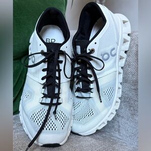 On Running Cloud 5 – Women’s Size 8, White with Black Laces.